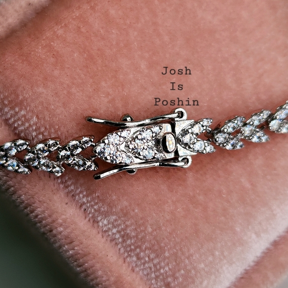 5CTW V-Link diamond tennis bracelet in 925 sterling silver - Picture 10 of 12